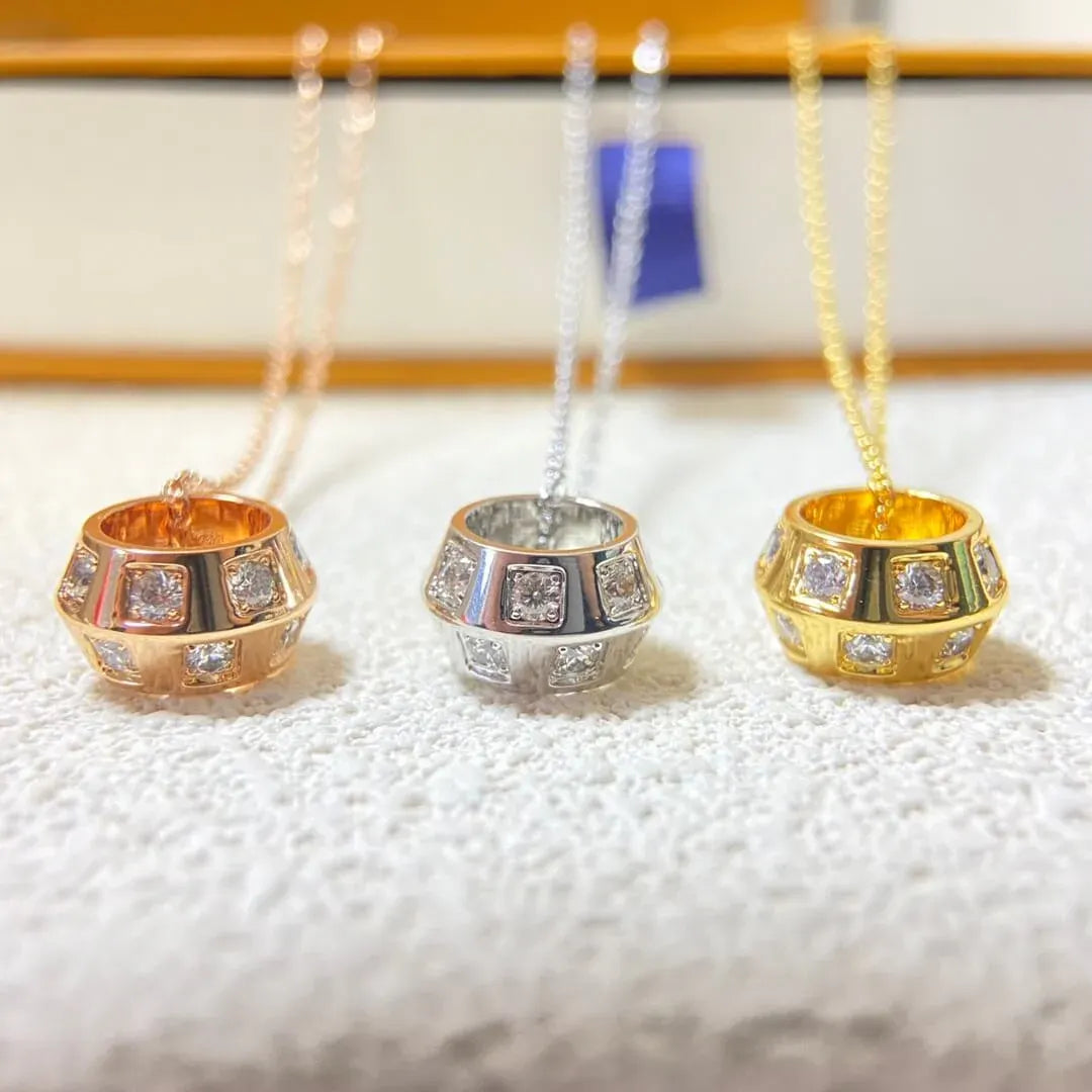 Fashionable 3D Diamond-Inlaid Necklace